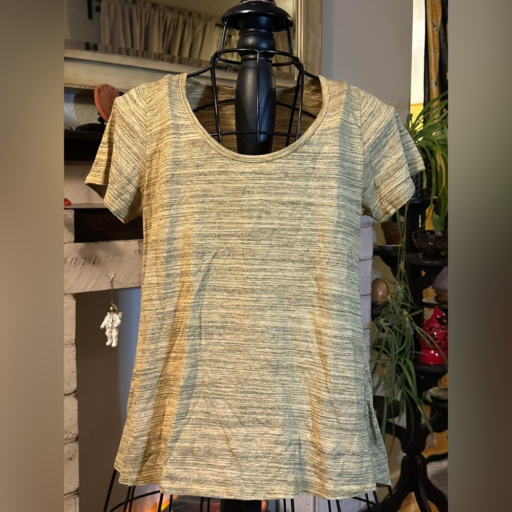 LuLaRoe Classic Tee Women’s xs, heathered mustard yellow.